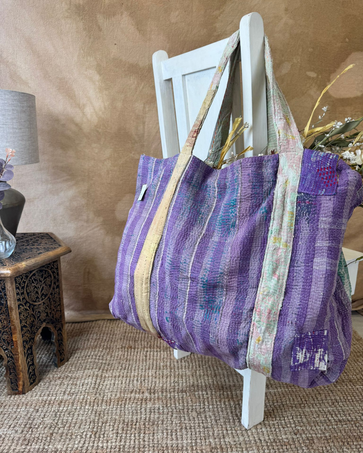 Bolso tote de sari reciclado hecho a mano – Raya morada | Bolso multiusos para uso diario y playa