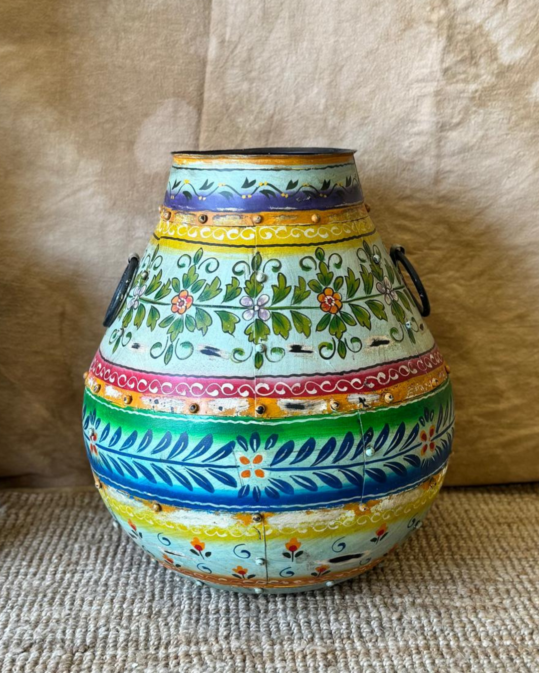 Maceta de hierro pintada a mano con diseño floral turquesa