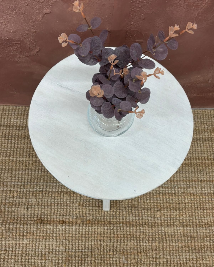 Mesa auxiliar redonda de madera de mango blanqueada