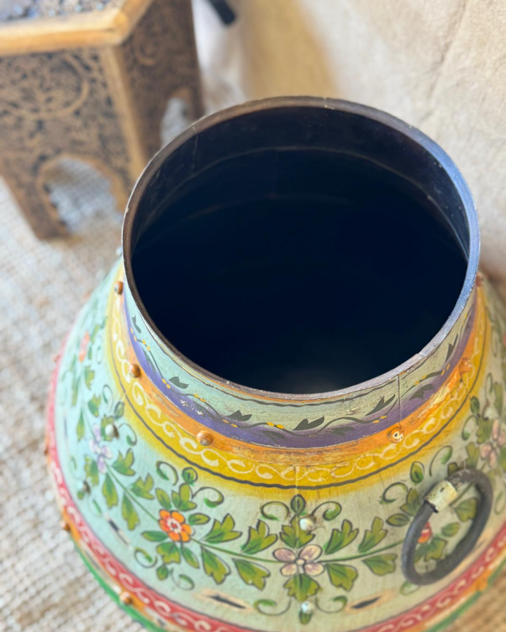 Maceta de hierro pintada a mano con diseño floral turquesa