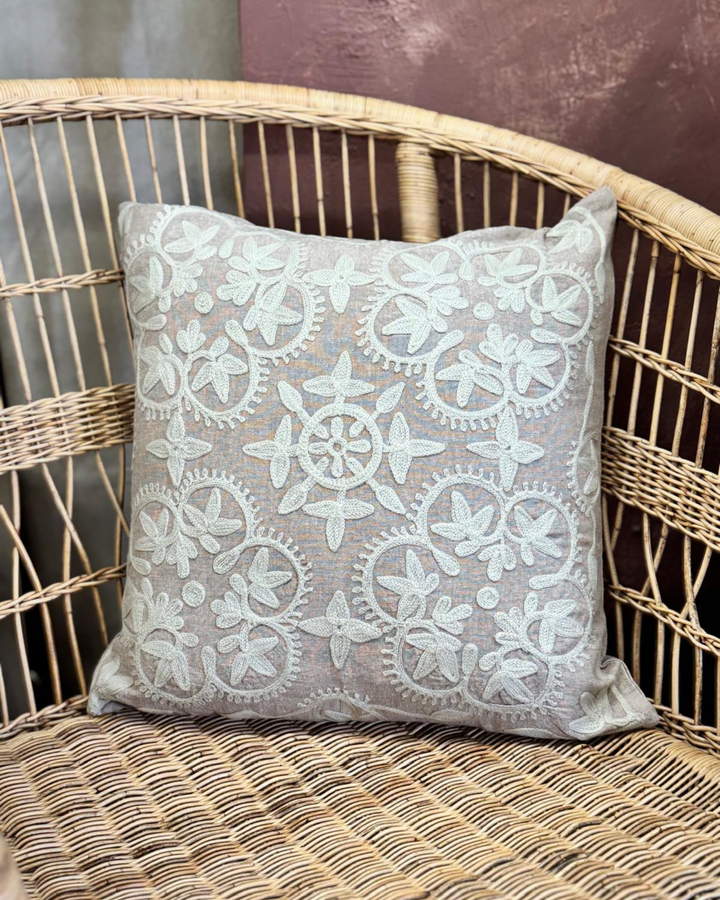Funda de cojín bordada a mano – Lino y algodón natural, estampado floral color crema (45 x 45 cm)