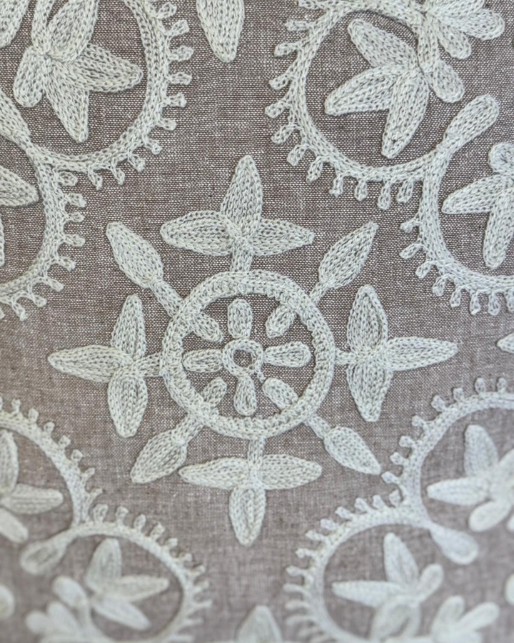 Funda de cojín bordada a mano – Lino y algodón natural, estampado floral color crema (45 x 45 cm)