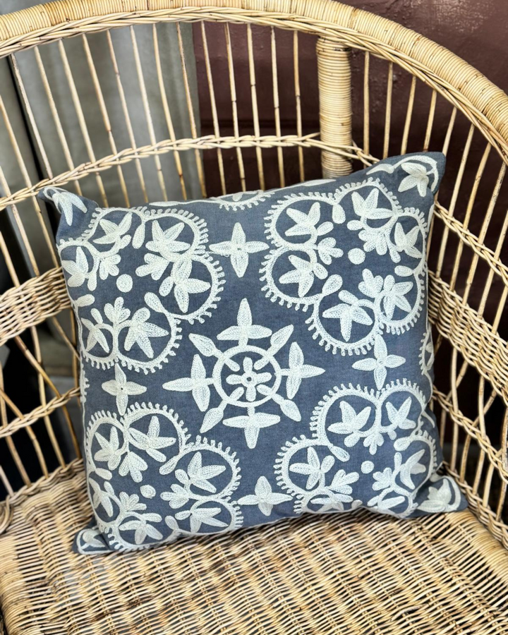 Funda de cojín bordada a mano: algodón y lino color carbón, diseño floral color crema (45 x 45 cm)