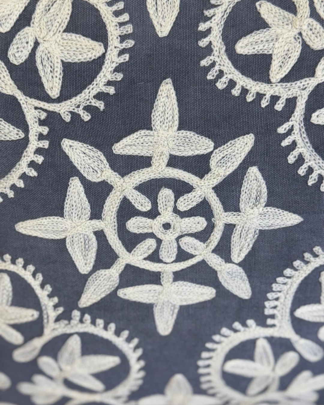 Funda de cojín bordada a mano: algodón y lino color carbón, diseño floral color crema (45 x 45 cm)