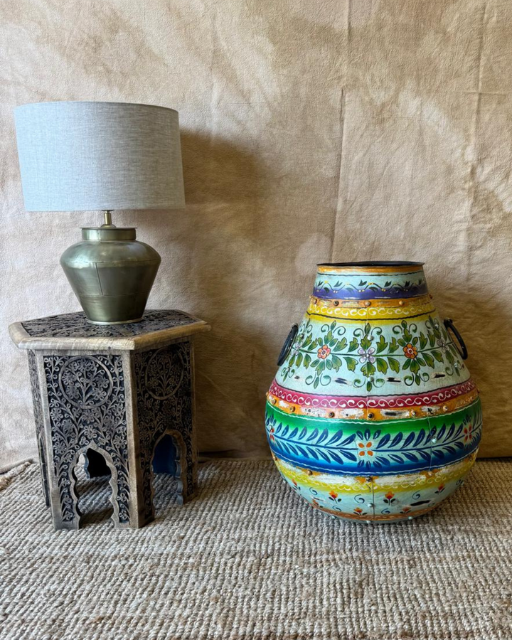 Maceta de hierro pintada a mano con diseño floral turquesa