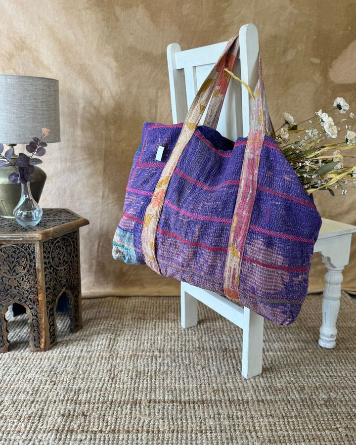 Bolso tote de sari reciclado hecho a mano – Morado oscuro con tiras florales | Bolso multiusos para uso diario y playa