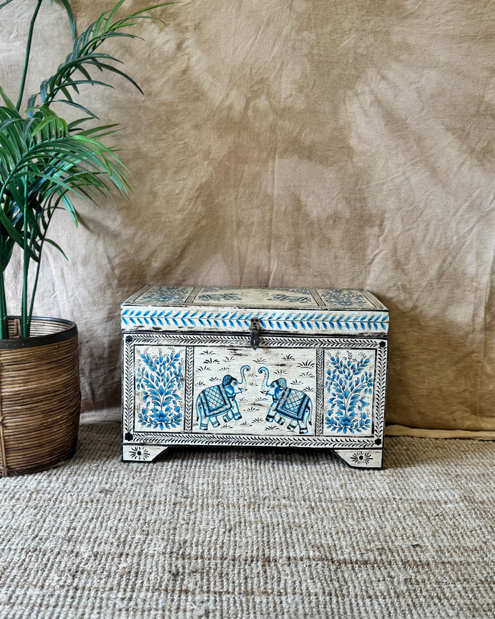 Baúl de teca pintado a mano, color crema y azul, con motivo de elefante 