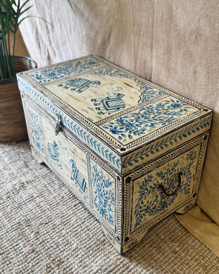 Baúl de teca pintado a mano, color crema y azul, con motivo de elefante 