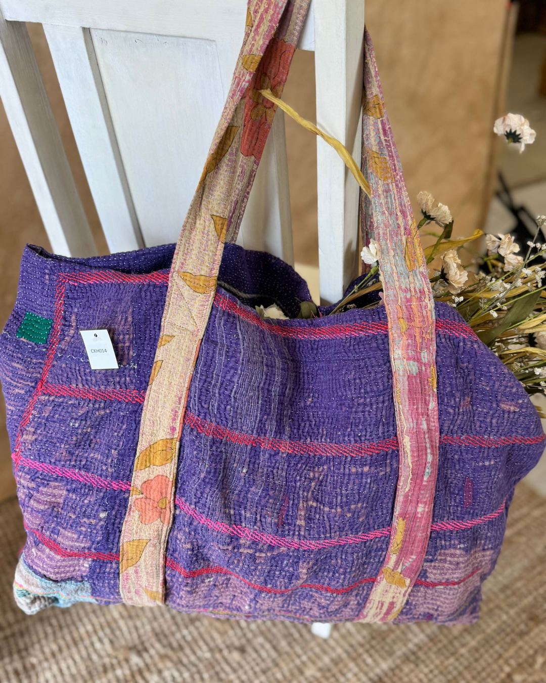 Bolso tote de sari reciclado hecho a mano – Morado oscuro con tiras florales | Bolso multiusos para uso diario y playa