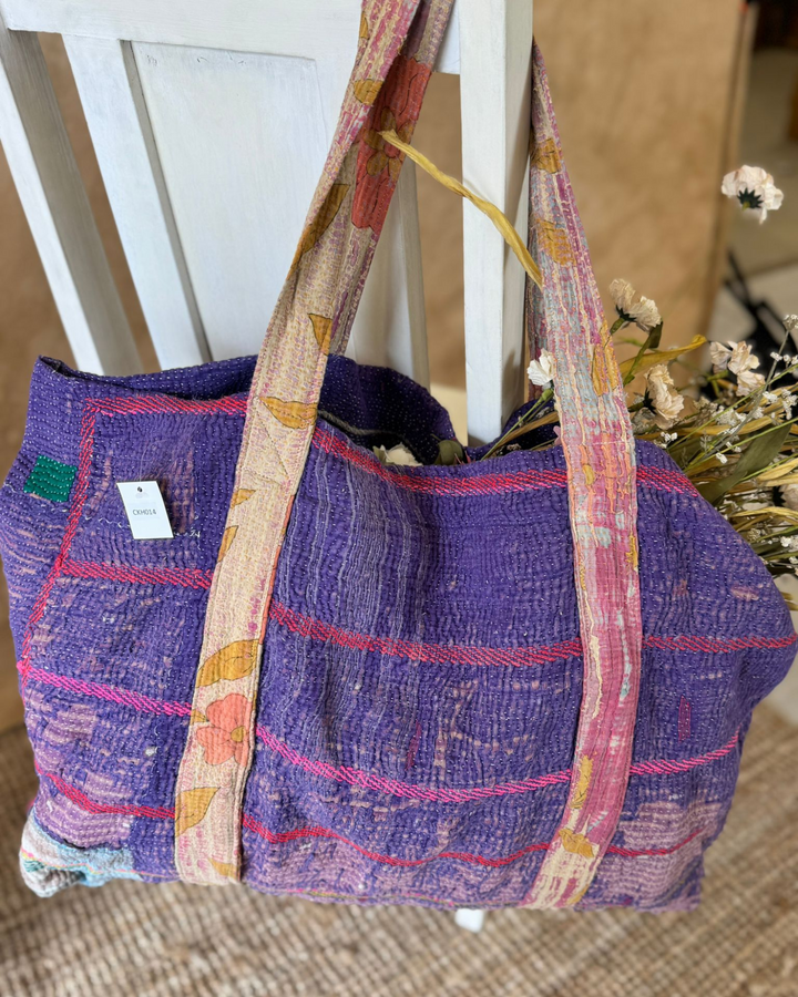 Bolso tote de sari reciclado hecho a mano – Morado oscuro con tiras florales | Bolso multiusos para uso diario y playa