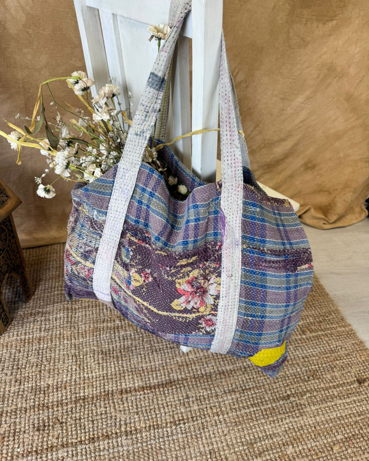Bolso tote de sari reciclado hecho a mano – Cuadros azules y flores | Bolso multiusos para uso diario y playa