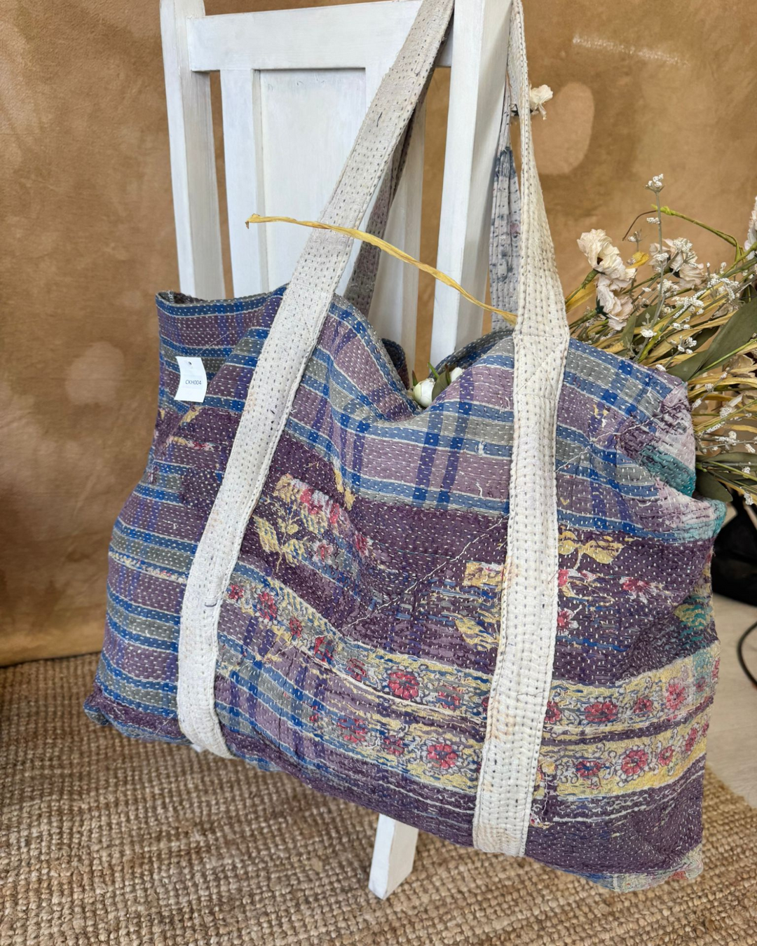 Bolso tote de sari reciclado hecho a mano – Cuadros azules y flores | Bolso multiusos para uso diario y playa