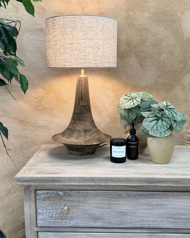 Lámpara de mesa de madera de mango: diseño escultural con pantalla de lino