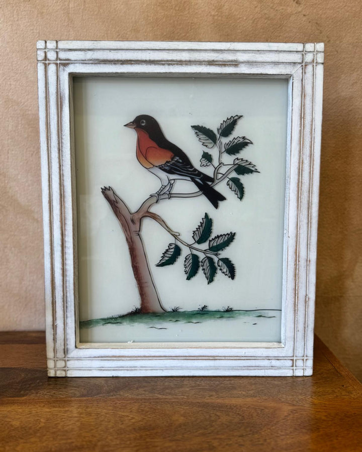 Pájaro indio de cristal invertido pintado a mano con marco de madera de mango (blanco envejecido, 37 x 45 cm)