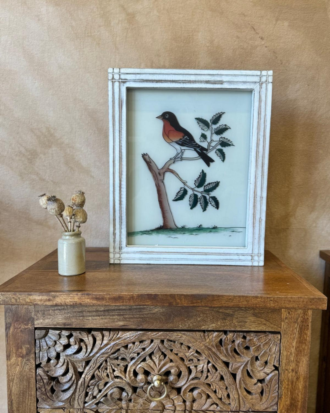 Pájaro indio de cristal invertido pintado a mano con marco de madera de mango (blanco envejecido, 37 x 45 cm)