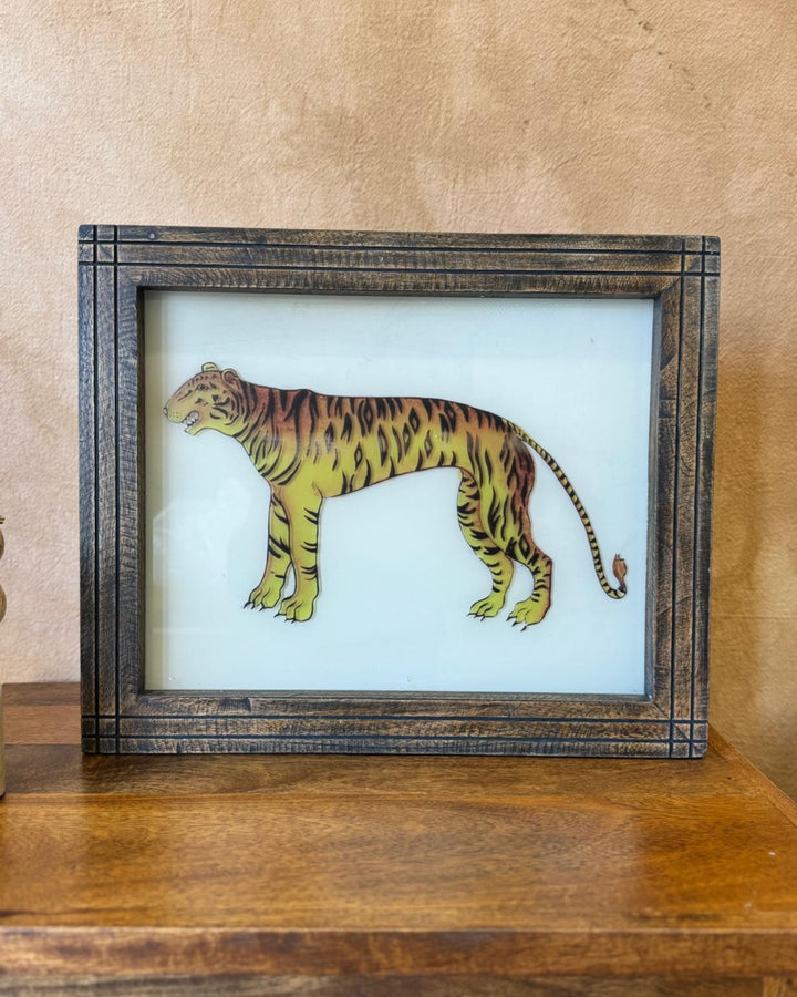 Tigre indio de cristal invertido pintado a mano. Marco de madera de mango (acabado natural, 37 x 45 cm).