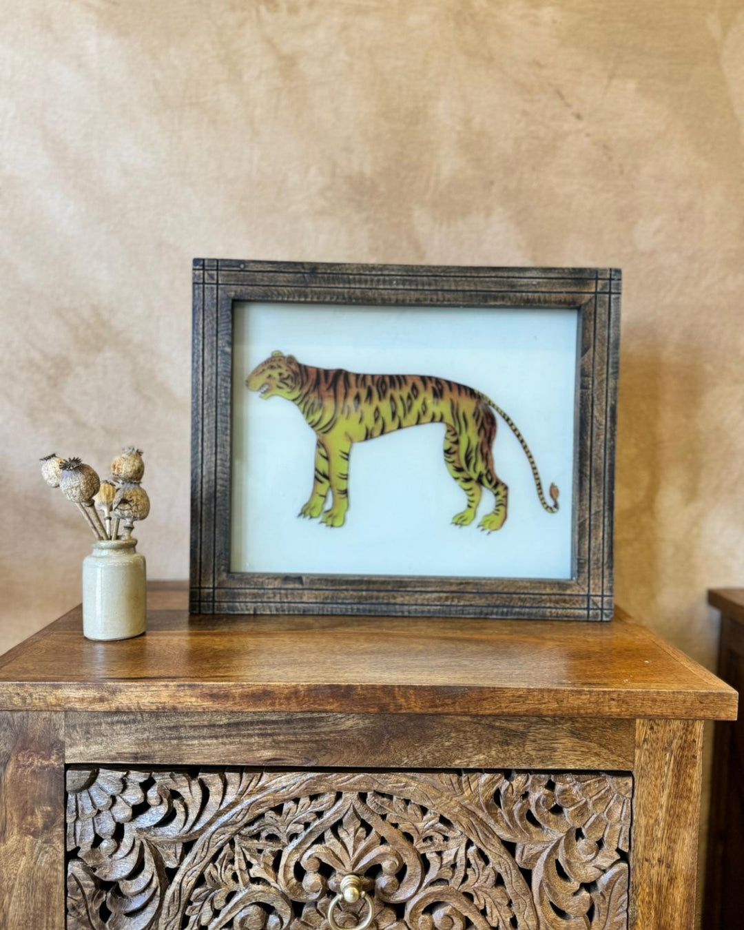 Tigre indio de cristal invertido pintado a mano. Marco de madera de mango (acabado natural, 37 x 45 cm).