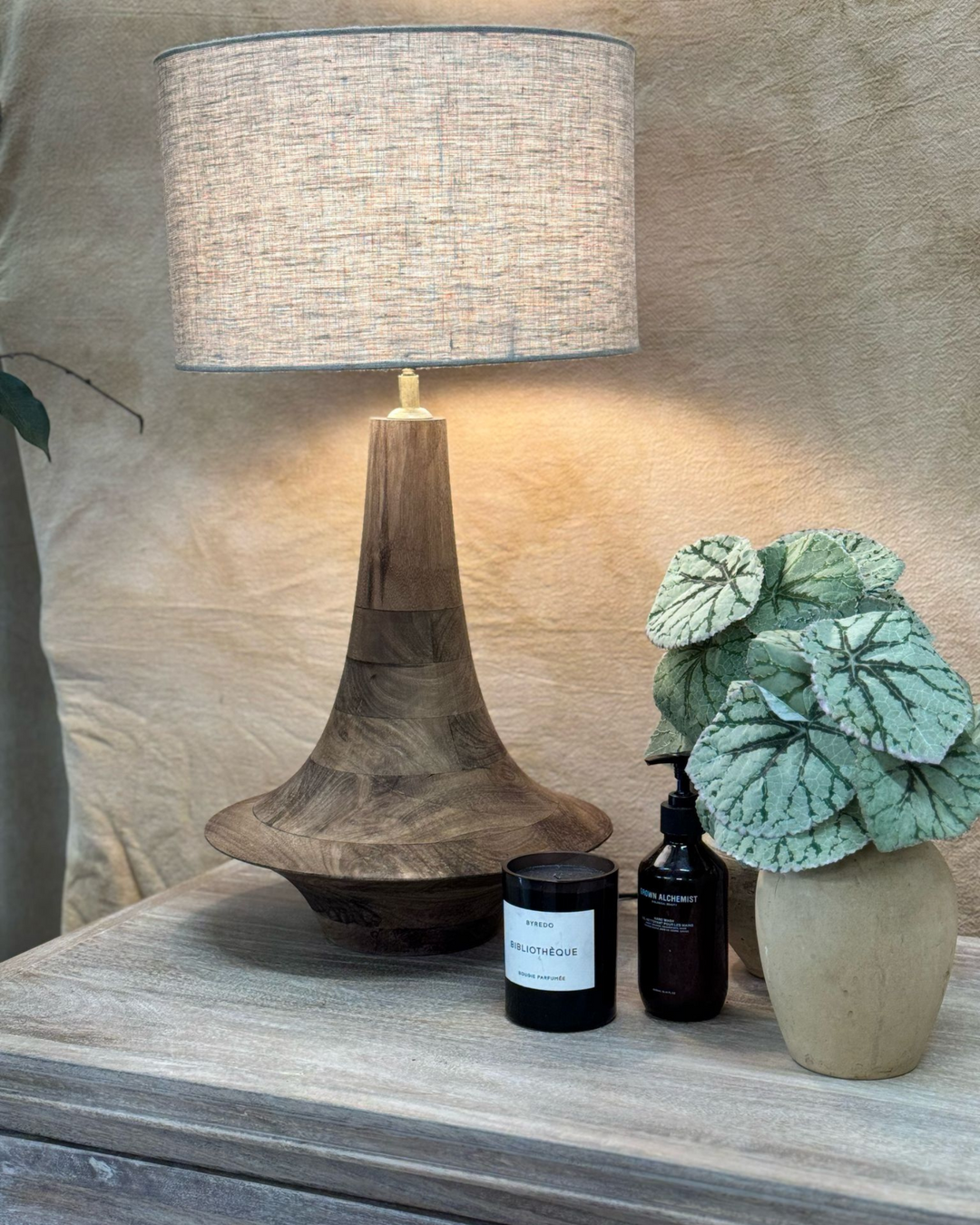 Lámpara de mesa de madera de mango: diseño escultural con pantalla de lino
