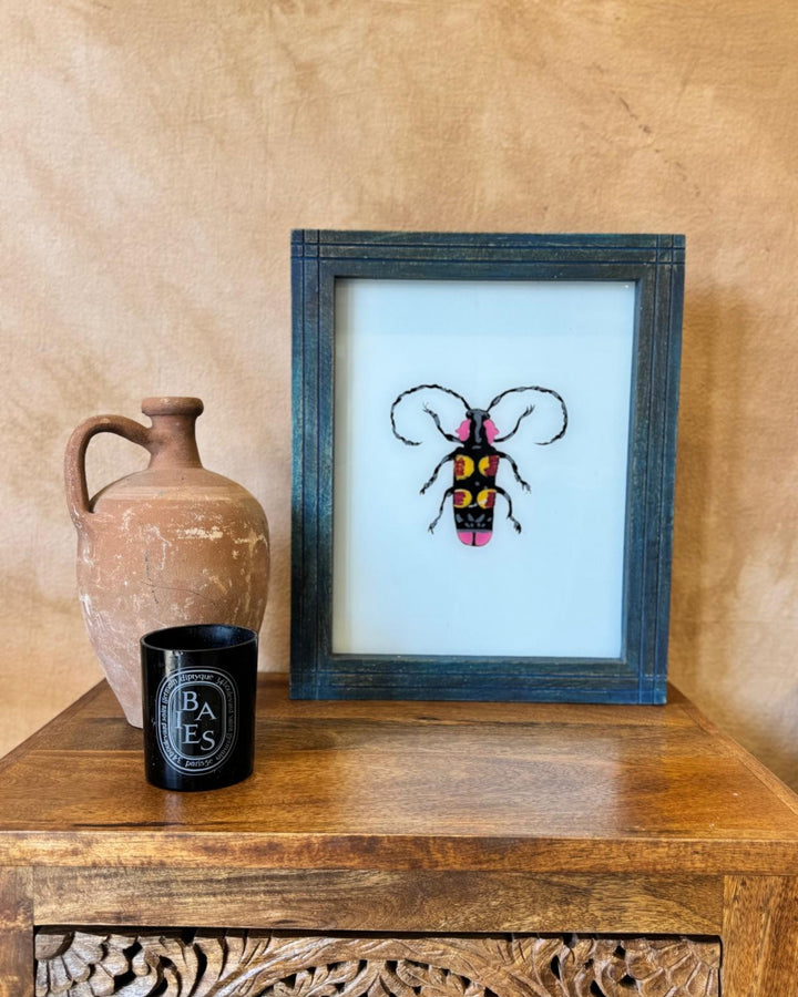 Obra de arte de un escarabajo indio de cristal invertido, pintada a mano, con marco de madera de mango (acabado índigo, 37 x 45 cm)