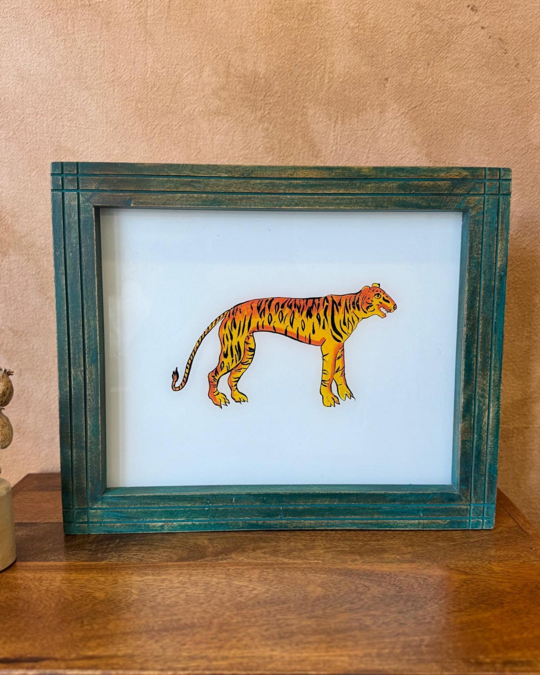 Tigre indio de cristal invertido pintado a mano con marco de madera de mango (acabado verde azulado, 37 x 45 cm)
