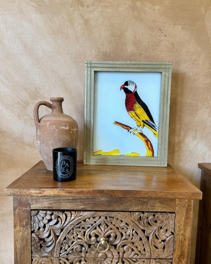 Pájaro indio de cristal invertido pintado a mano. Marco de madera de mango (acabado natural, 37 x 45 cm).