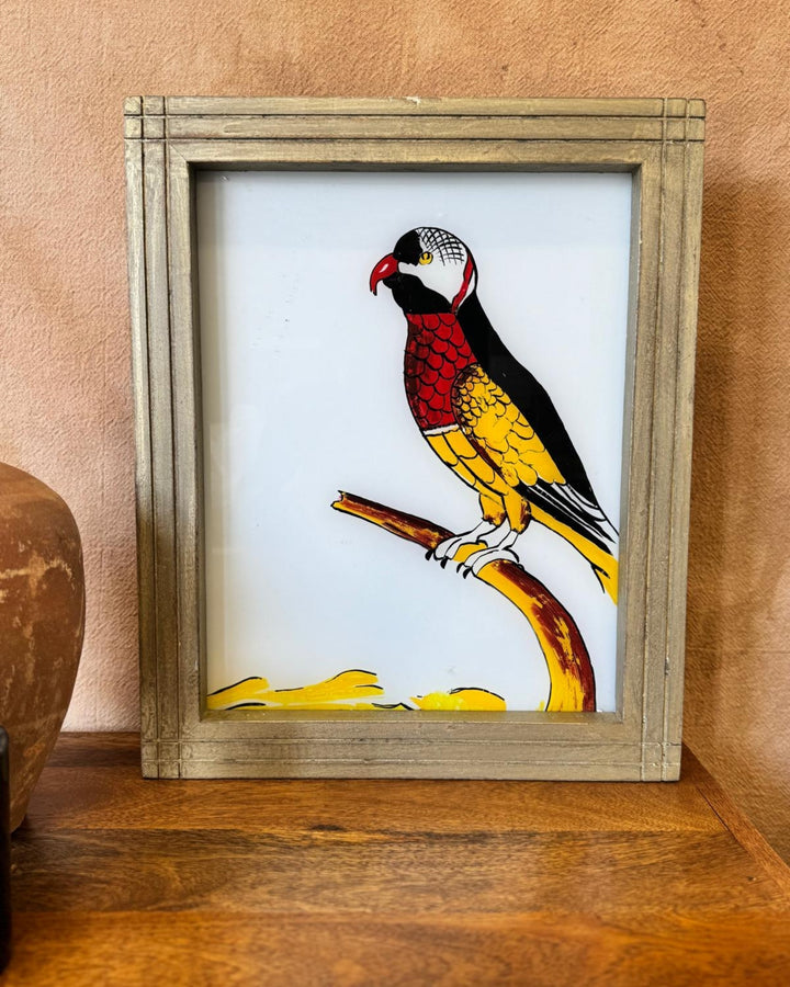 Pájaro indio de cristal invertido pintado a mano. Marco de madera de mango (acabado natural, 37 x 45 cm).