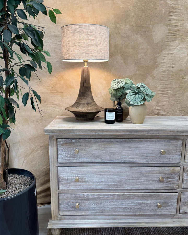 Lámpara de mesa de madera de mango: diseño escultural con pantalla de lino