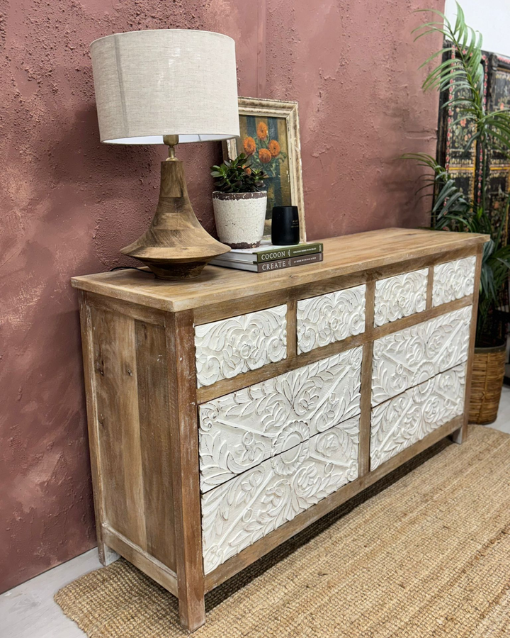 Cómoda de madera de mango tallada a mano: diseño de 8 cajones con acabado encalado