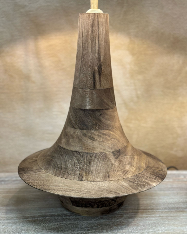 Lámpara de mesa de madera de mango: diseño escultural con pantalla de lino