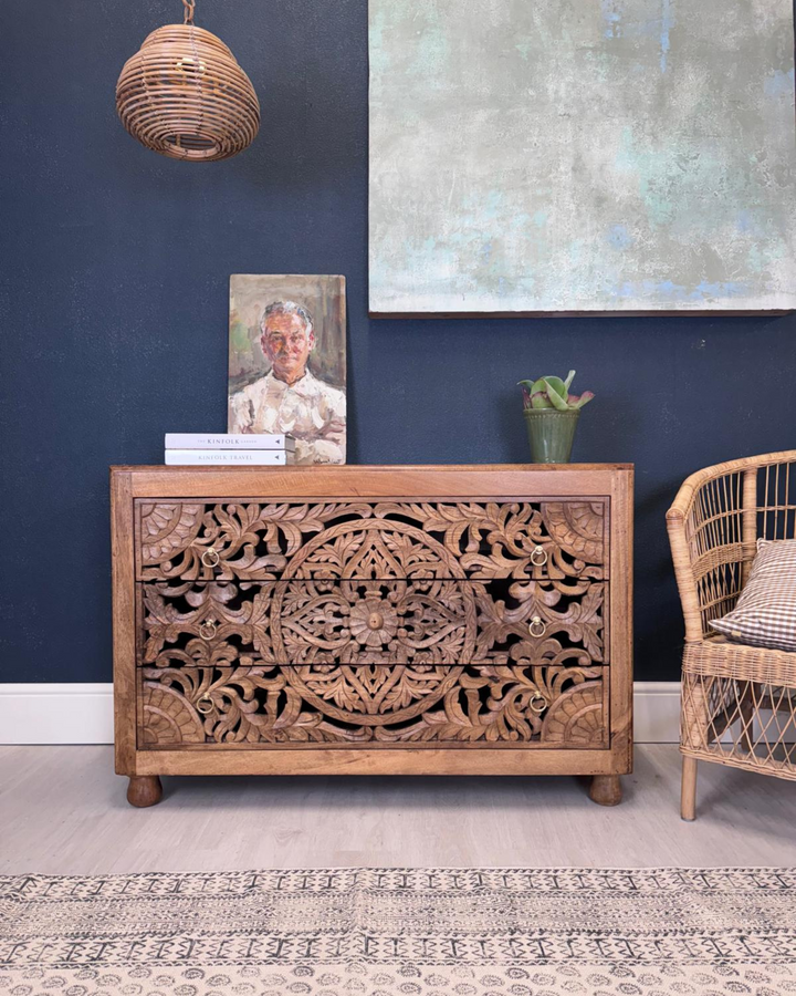 Cómoda de madera de mango con 3 cajones y diseño floral