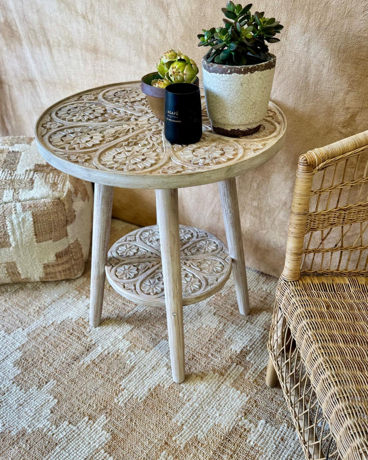 Mesa auxiliar circular de madera de mango tallada a mano con estante – Diseño floral en tonos crema