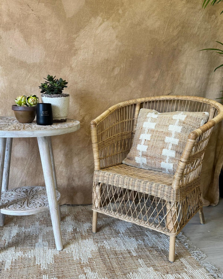 Mesa auxiliar circular de madera de mango tallada a mano con estante – Diseño floral en tonos crema