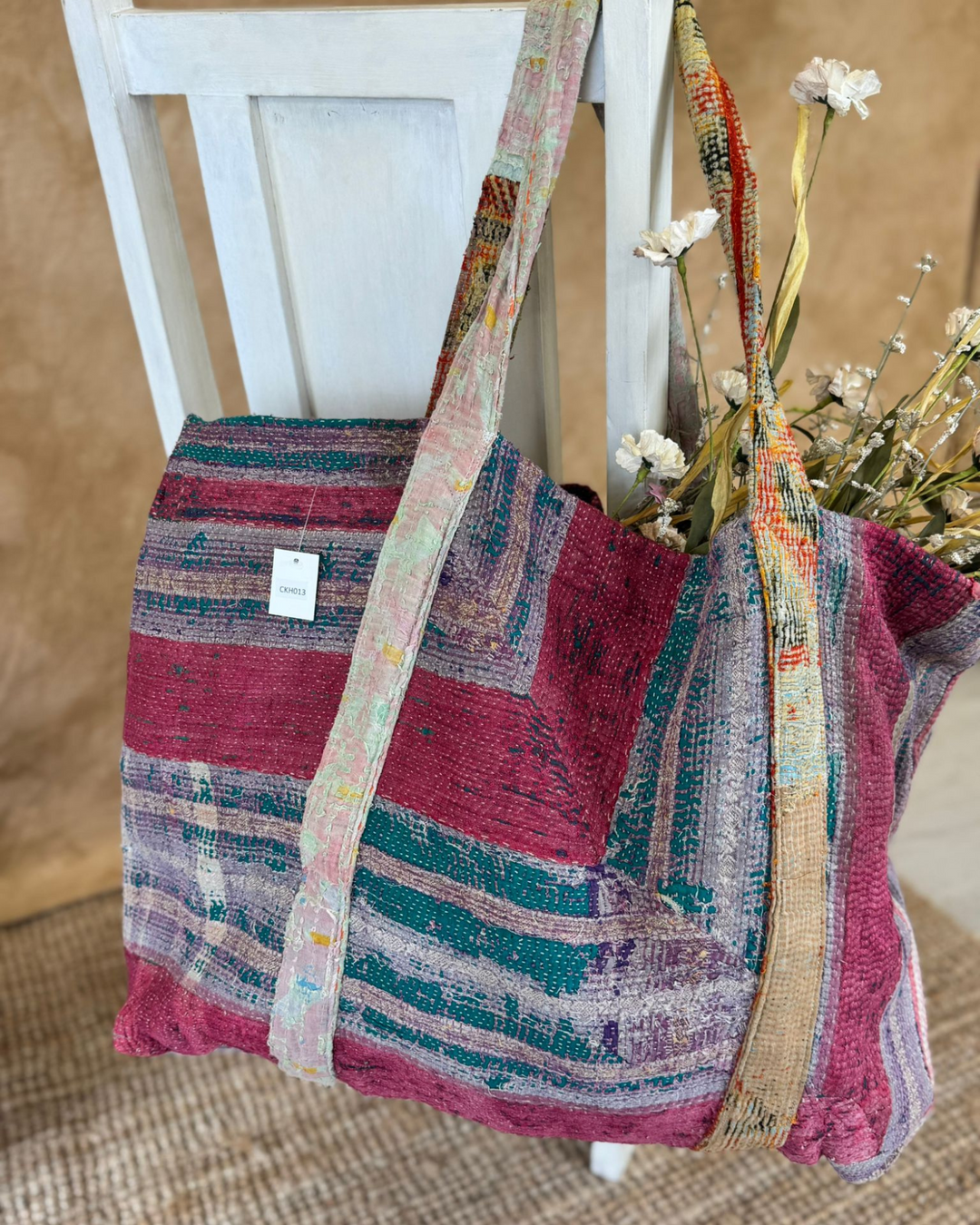 Bolso tote de sari reciclado hecho a mano – Rayas rojas y multicolores | Bolso multiusos para uso diario y playa