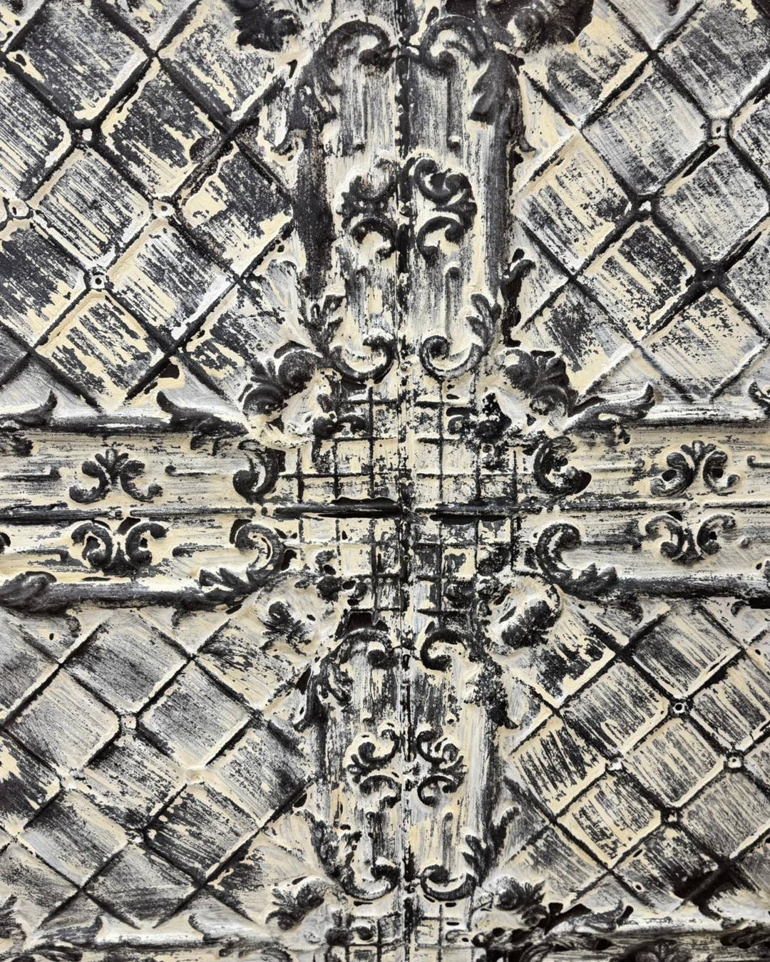 Azulejo indio grande de hierro recuperado para techo, acabado encalado con detalles grabados a mano. 