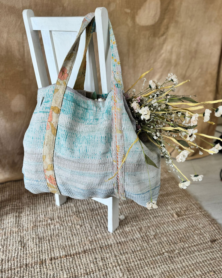 Bolso tote de sari reciclado hecho a mano – Aguamarina pálido y neutro | Bolso multiusos para uso diario y playa