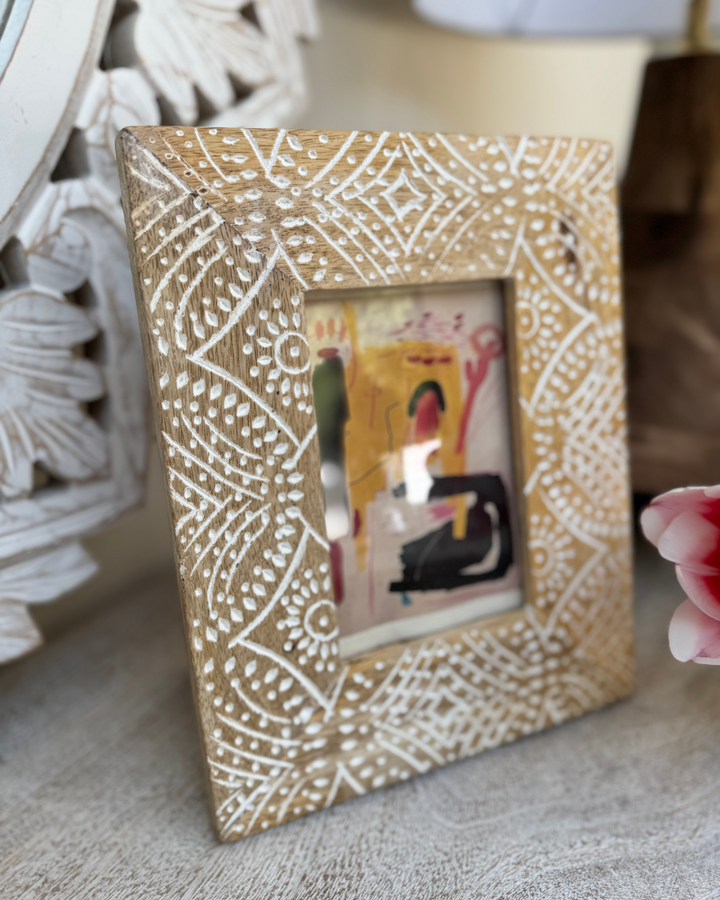 Marco de fotos de madera de mango tallado a mano con diseño indio (10 x 15 cm)