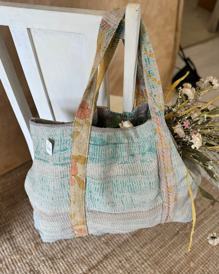 Bolso tote de sari reciclado hecho a mano – Aguamarina pálido y neutro | Bolso multiusos para uso diario y playa
