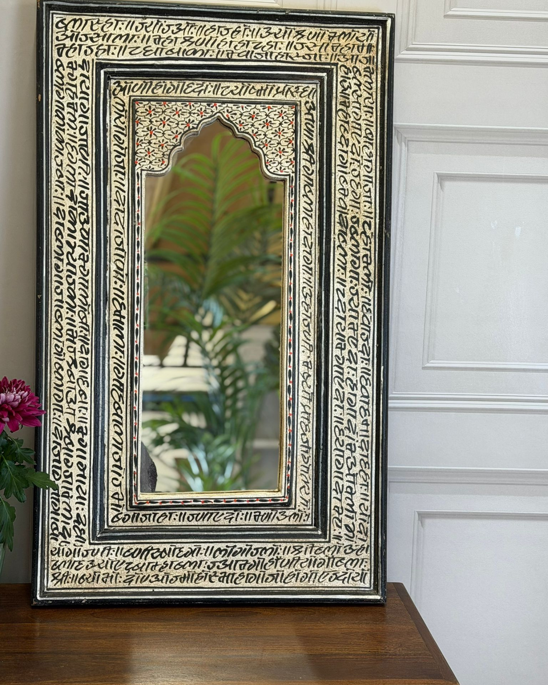 Hand-Painted Vintage Mango Wood Mirror – Black &amp; Cream Script Arched Design