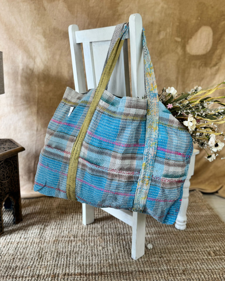 Bolso tote de sari reciclado hecho a mano – Cuadros azules y neutros | Bolso multiusos para uso diario y playa