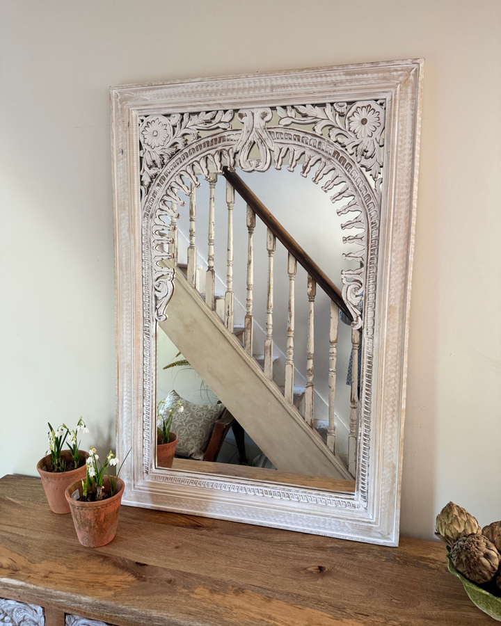 Espejo de madera de mango tallado a mano – Diseño de arco Jharokha blanqueado