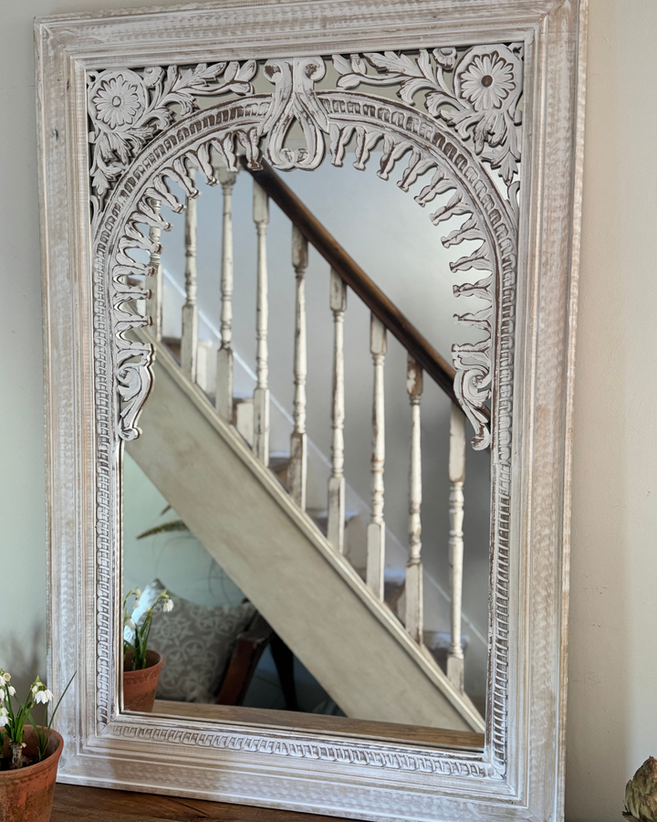 Espejo de madera de mango tallado a mano – Diseño de arco Jharokha blanqueado