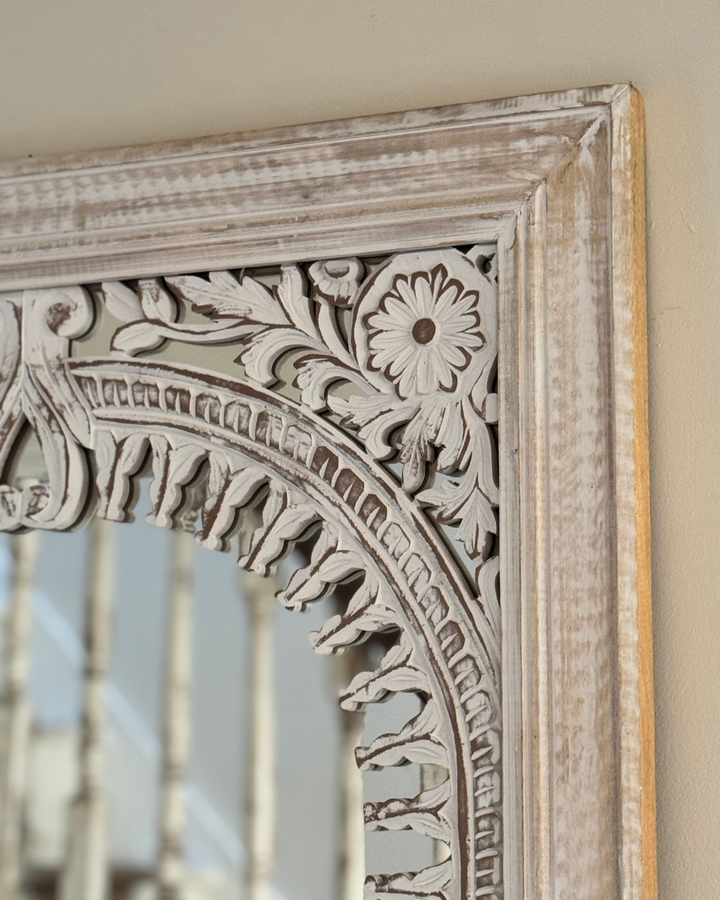 Espejo de madera de mango tallado a mano – Diseño de arco Jharokha blanqueado