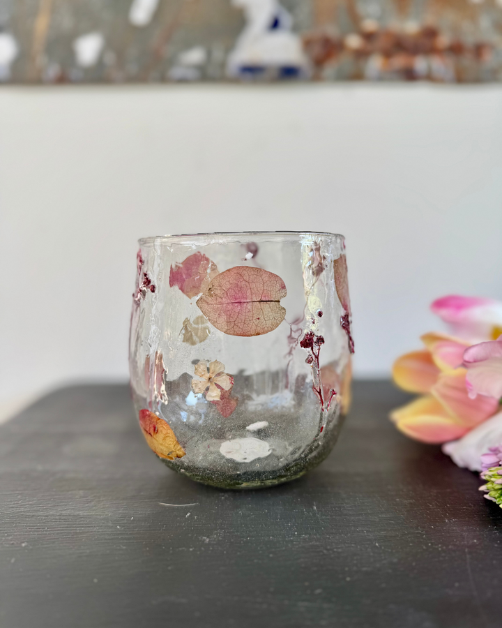 Jarrón o portavelas de vidrio reciclado con hojas otoñales prensadas – 12 cm
