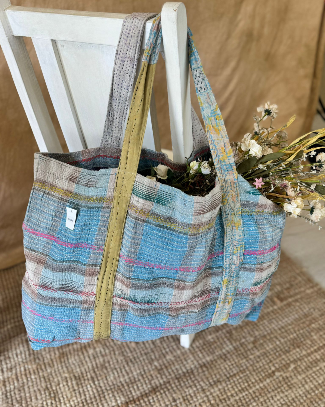 Bolso tote de sari reciclado hecho a mano – Cuadros azules y neutros | Bolso multiusos para uso diario y playa