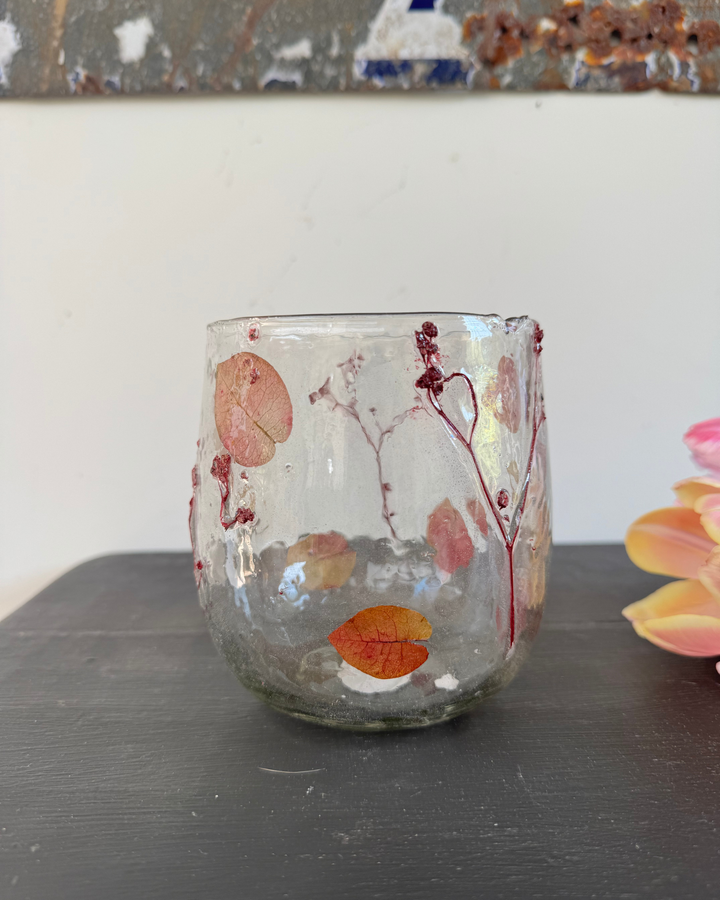 Jarrón o portavelas de vidrio reciclado con hojas otoñales prensadas – 12 cm