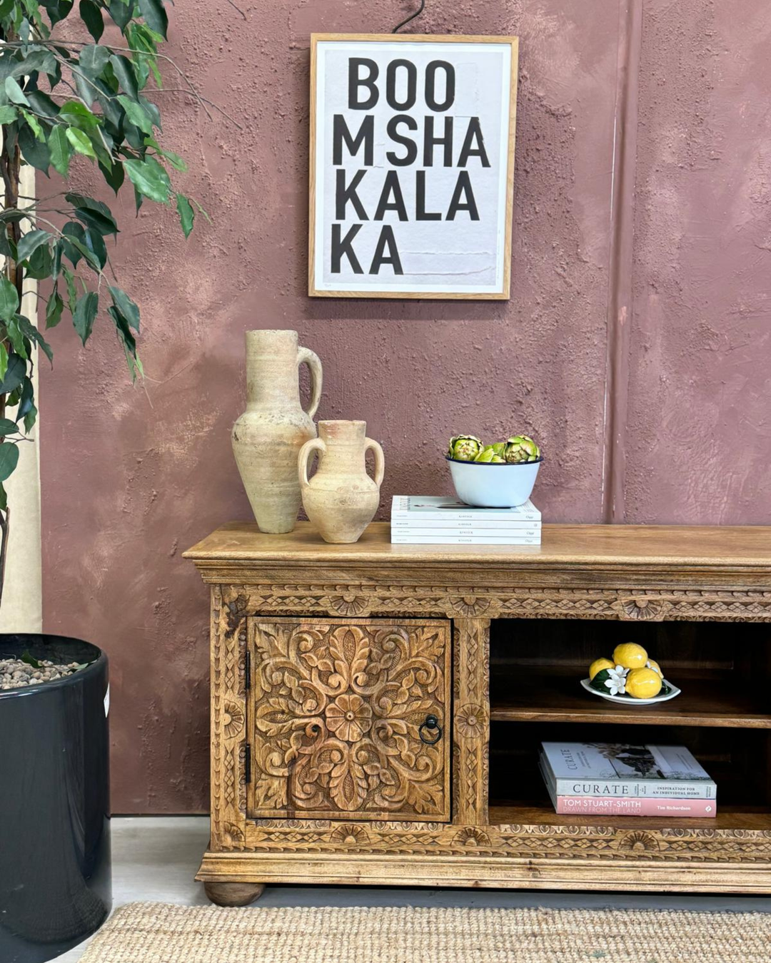 Mueble de TV de madera de mango tallada a mano – Acabado pulido natural