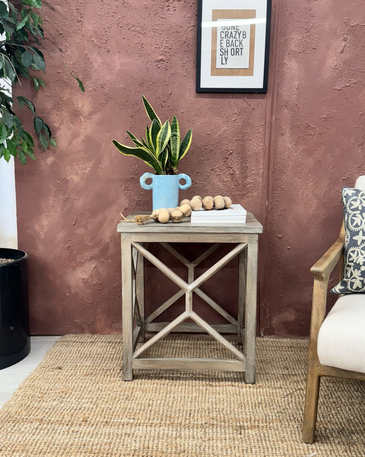 Mesa auxiliar contemporánea de madera de mango, hecha a mano, con acabado blanqueado.