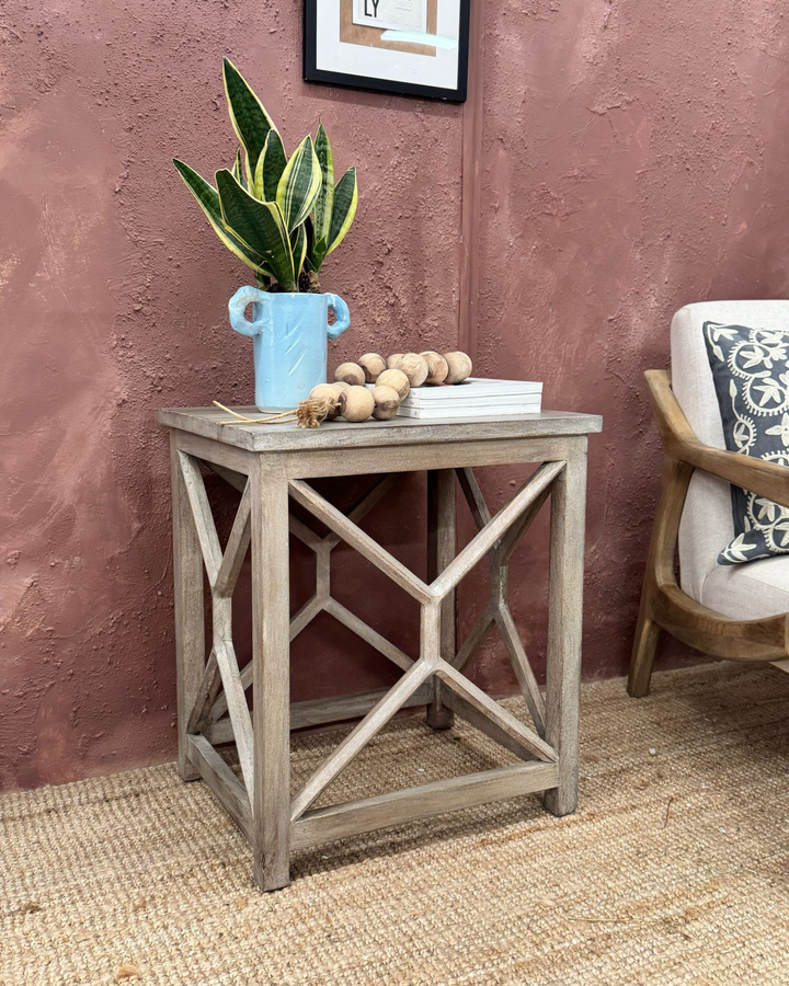 Mesa auxiliar contemporánea de madera de mango, hecha a mano, con acabado blanqueado.