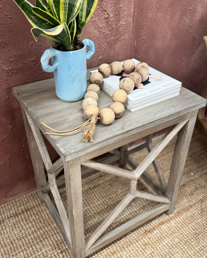 Mesa auxiliar contemporánea de madera de mango, hecha a mano, con acabado blanqueado.