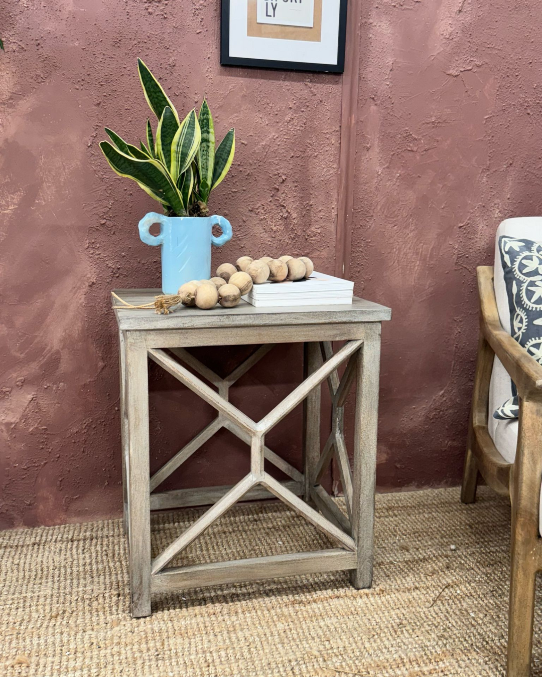 Mesa auxiliar contemporánea de madera de mango, hecha a mano, con acabado blanqueado.